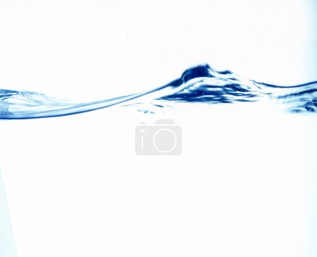 Téléchargez les photos : Vue rapprochée des gouttes d'eau abstraites et des éclaboussures sur fond blanc - en image libre de droit