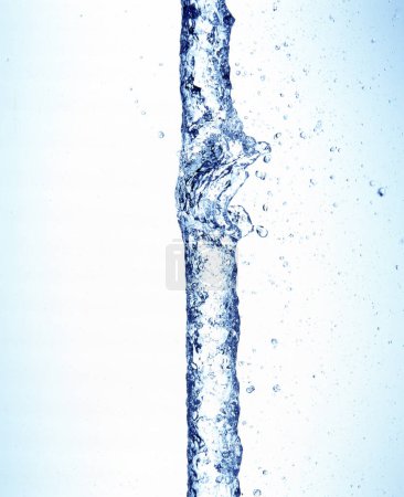 Téléchargez les photos : Éclaboussure d'eau sur un fond bleu clair - en image libre de droit