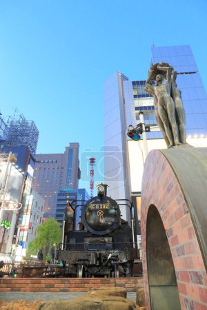 Téléchargez les photos : Train rétro sur la rue moderne de la ville japonaise - en image libre de droit