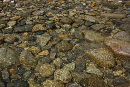 Foto de Hermoso río de montaña con rocas y agua - Imagen libre de derechos