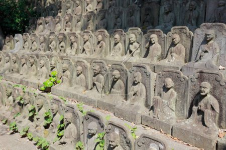 Statues religieuses dans le temple de Meguro, Tokyo, Japon. 