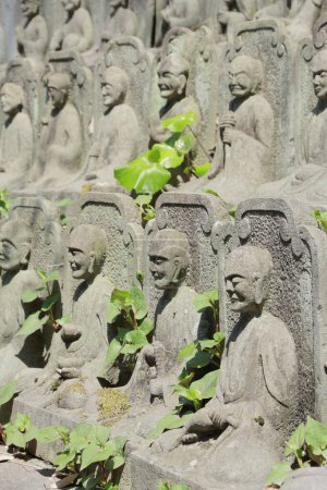 Téléchargez les photos : Statues religieuses dans le temple de Meguro, Tokyo, Japon. - en image libre de droit