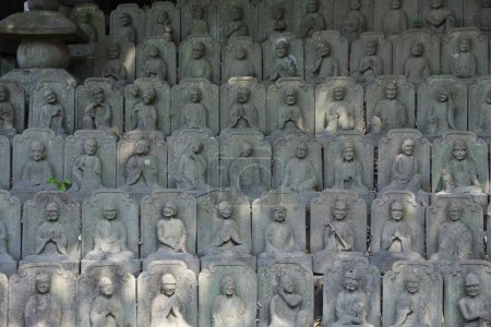 Religiöse Statuen im Tempel in Meguro, Tokio, Japan. 