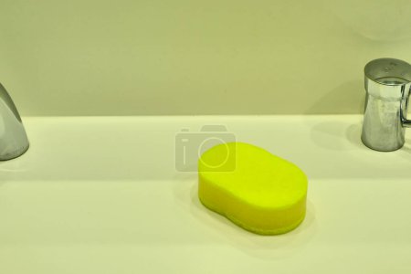 Téléchargez les photos : Éponge jaune dans l'évier vue rapprochée - en image libre de droit