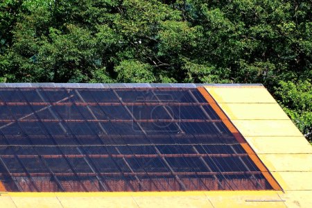 Foto de Paneles solares en el techo de una antigua casa - Imagen libre de derechos