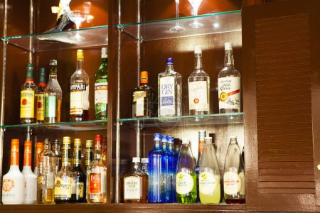 Téléchargez les photos : Bouteilles d'alcool au bar - en image libre de droit