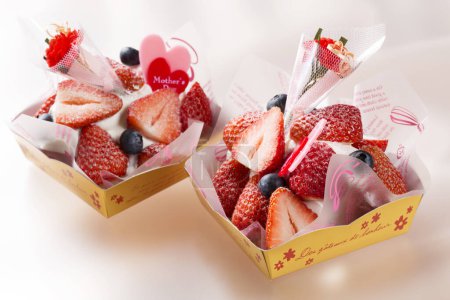 Téléchargez les photos : Vue rapprochée de délicieux desserts de la fête des mères avec de savoureuses baies - en image libre de droit