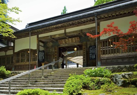 Téléchargez les photos : Image panoramique d'un ancien sanctuaire japonais - en image libre de droit