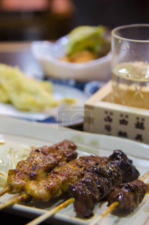 Foto de Cocina foto de la deliciosa comida, carne a la parrilla en pinchos - Imagen libre de derechos