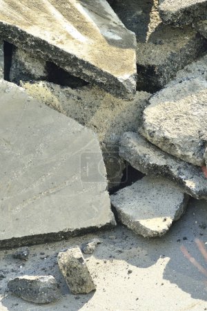 Téléchargez les photos : Vue rapprochée des pierres d'asphalte écrasées - en image libre de droit