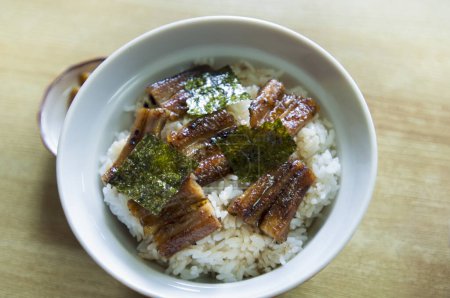 Foto de Deliciosa comida japonesa con arroz, algas y anguila - Imagen libre de derechos