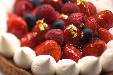 Téléchargez les photos : Délicieux gâteau aux fraises et framboises - en image libre de droit