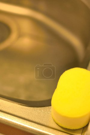 Foto de Esponja amarilla en el fregadero vista de cerca - Imagen libre de derechos
