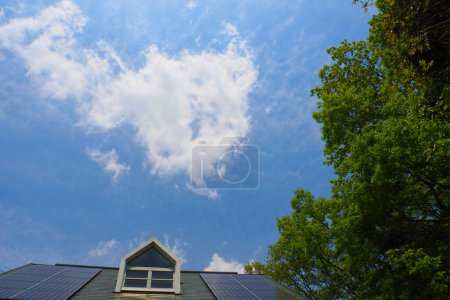 Foto de Techo de la casa con paneles solares contra el cielo azul - Imagen libre de derechos