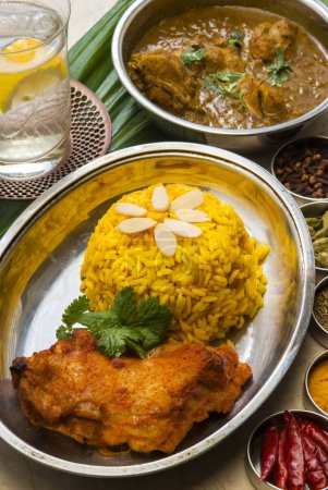 Téléchargez les photos : Nourriture indienne traditionnelle avec poulet au curry et riz - en image libre de droit