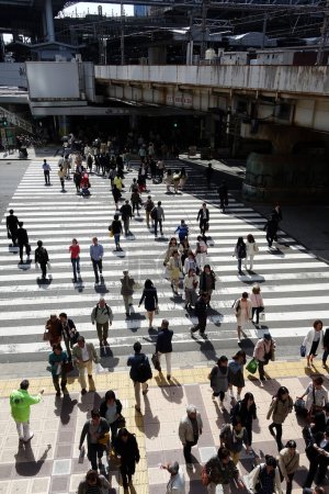 Foto de Gente cruzando la calle en Tokio, Japón - Imagen libre de derechos
