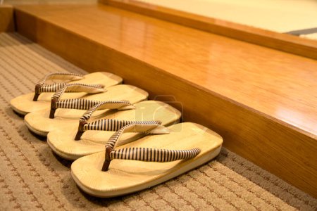 Foto de Zapatos de madera chinos tradicionales en el templo, de cerca - Imagen libre de derechos
