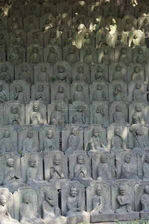 Foto de Estatuas religiosas en el templo de Meguro, Tokio, Japón. - Imagen libre de derechos