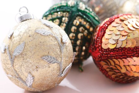 Foto de Bolas de Navidad sobre fondo blanco. decoraciones de Navidad - Imagen libre de derechos