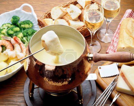 Téléchargez les photos : Vin, fromage et plats sur la table - en image libre de droit