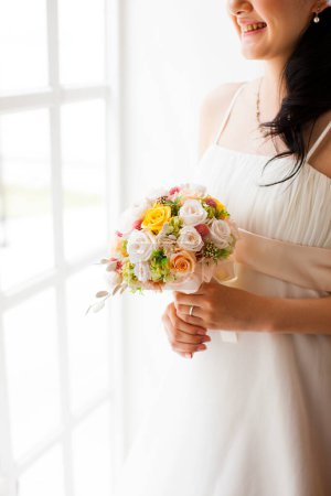 Foto de Portrait of beauty Japanese bride with wedding bouquet in hands - Imagen libre de derechos