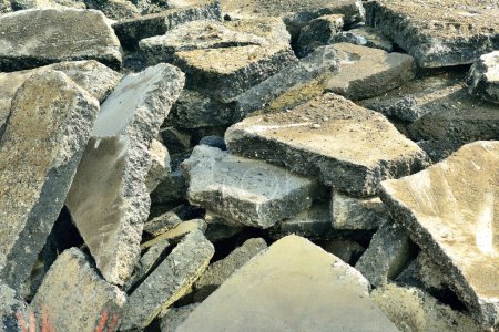 Téléchargez les photos : Vue rapprochée des pierres d'asphalte écrasées - en image libre de droit
