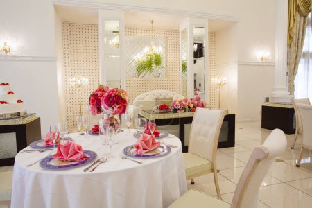 Téléchargez les photos : Arrangement de table pour un dîner de mariage au restaurant - en image libre de droit
