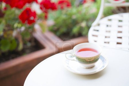Téléchargez les photos : Thé rose dans une tasse avec un fond blanc - en image libre de droit