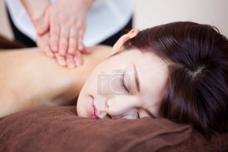 Foto de Joven asiático mujer relajante en spa durante el masaje - Imagen libre de derechos