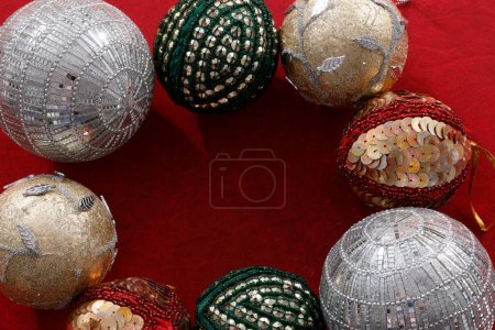 Téléchargez les photos : Boules de Noël sur fond rouge. décorations de Noël - en image libre de droit