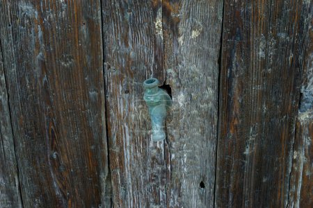 Téléchargez les photos : Vieille porte en bois avec trou - en image libre de droit