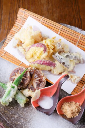Foto de Deliciosa comida asiática en la mesa, verduras fritas y especias - Imagen libre de derechos