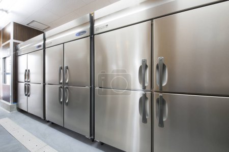 refrigeradores de acero inoxidable en la cocina moderna 
