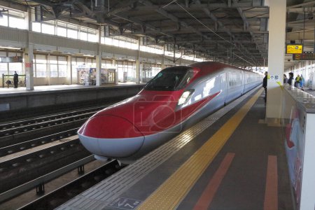 Téléchargez les photos : Train moderne rouge et blanc arrivant à la gare - en image libre de droit