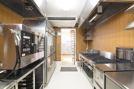 Foto de Moderno interior de cocina profesional con muebles y equipos - Imagen libre de derechos