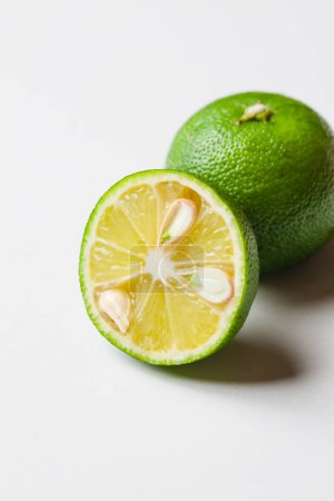 Téléchargez les photos : Limes fraîches sur fond blanc - en image libre de droit