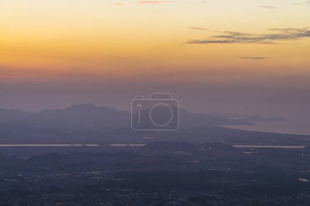 Téléchargez les photos : Vue aérienne de la ville au coucher du soleil - en image libre de droit