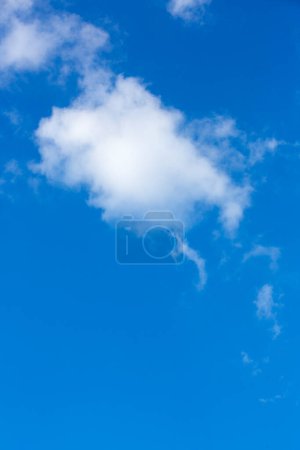 Foto de Cielo azul brillante con nubes blancas - Imagen libre de derechos
