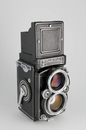 Téléchargez les photos : Vieil appareil photo reflex double objectif Rolleiflex sur fond gris - en image libre de droit