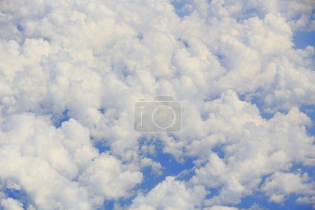 Téléchargez les photos : Beaux nuages blancs et duveteux dans le ciel - en image libre de droit