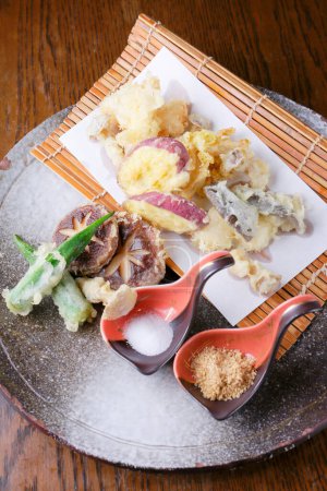Foto de Deliciosa comida asiática en la mesa, verduras fritas y especias - Imagen libre de derechos