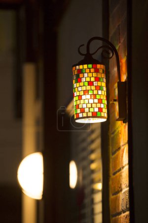 Téléchargez les photos : Lanterne chinoise vintage colorée sur le mur - en image libre de droit