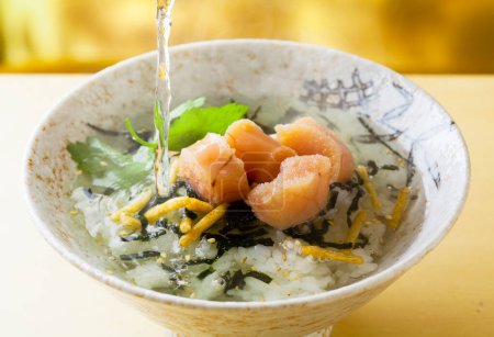 riz blanc fraîchement cuit avec salade chuka et saumon dans un bol