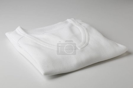 Foto de Jersey de algodón blanco sobre fondo blanco - Imagen libre de derechos