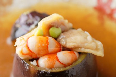 Téléchargez les photos : Fruits de mer avec sauce sur assiette - en image libre de droit