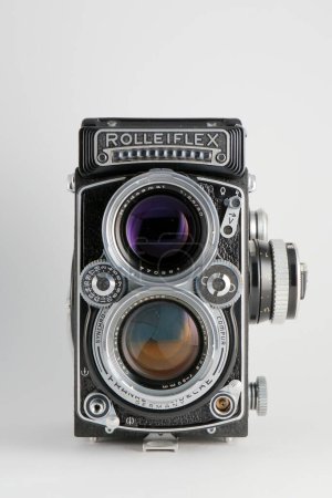 Téléchargez les photos : Vieil appareil photo reflex double objectif Rolleiflex sur fond gris - en image libre de droit