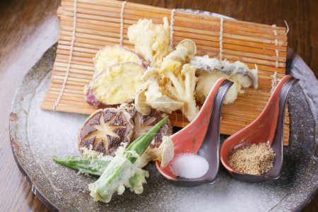 Téléchargez les photos : Délicieux plats asiatiques sur la table, légumes frits et épices - en image libre de droit