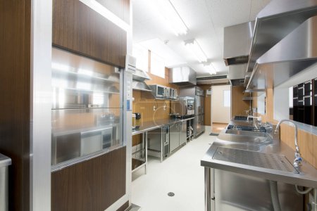 Téléchargez les photos : Réfrigérateurs en acier inoxydable dans la cuisine moderne - en image libre de droit