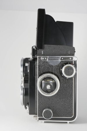 Foto de Antigua cámara réflex doble lente Rolleiflex sobre fondo gris - Imagen libre de derechos