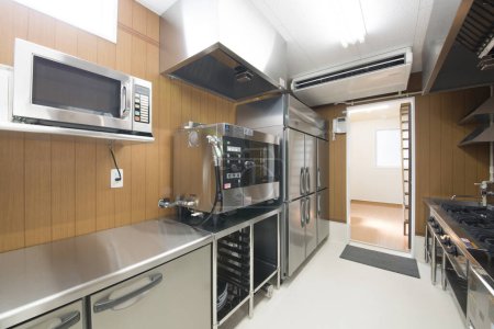 Téléchargez les photos : Réfrigérateurs en acier inoxydable dans la cuisine moderne - en image libre de droit